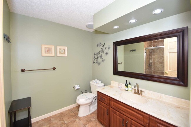 Building Photo - Absolutely adorable 3 bedrooms 2 bath Cana...