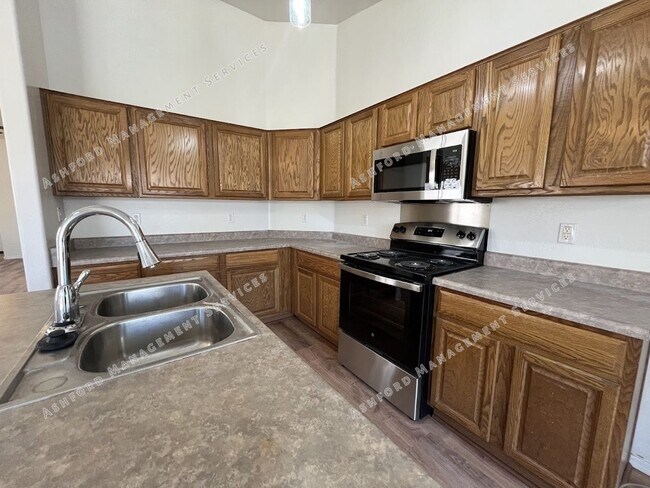 Building Photo - BEAUTIFUL 3 BEDROOM 2 BATHROOM HOME IN GOODYEAR