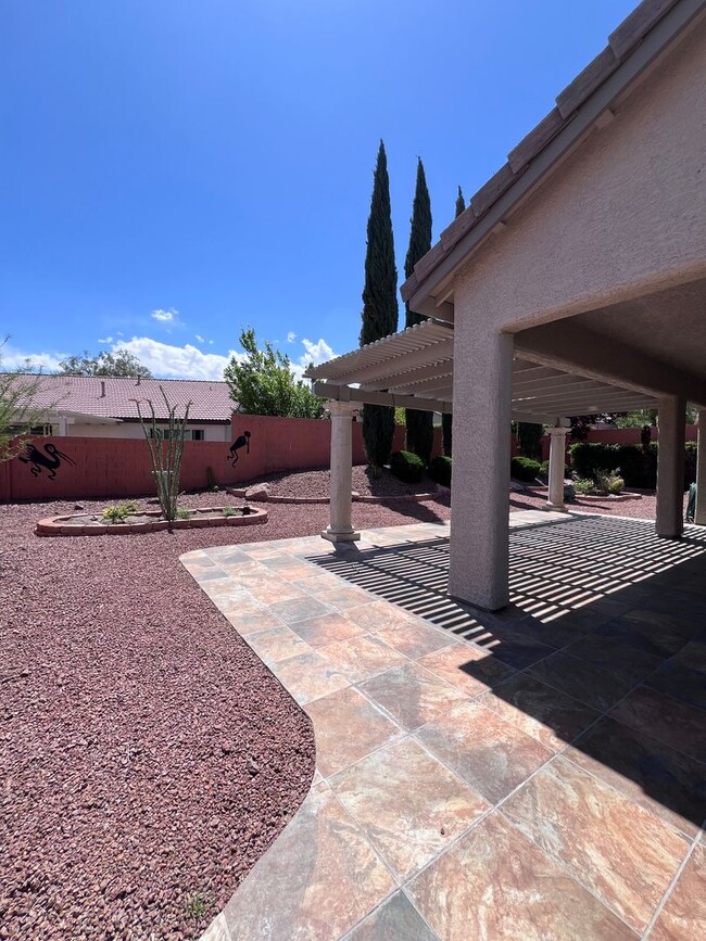 Building Photo - Stunning 4-Bed 3 Car Garage Gated Single S...