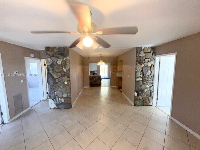 Building Photo - 341 NE 25th Ct