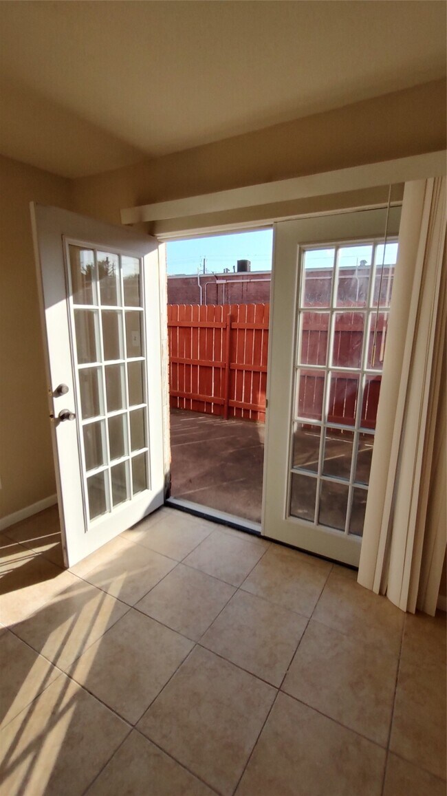 Building Photo - 4513 1/2 Bernardo De Galvez Ave