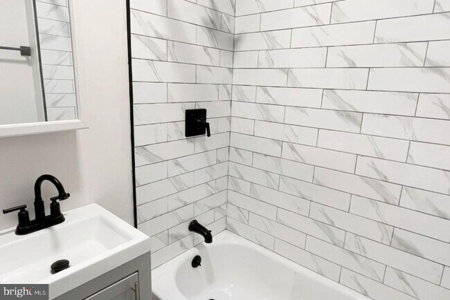 Building Photo - 4925 Cedar Ave