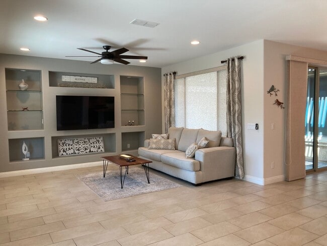 Building Photo - Dove Mountain Del Webb Beauty!