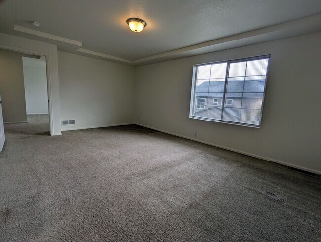Building Photo - MASSIVE 4-BEDROOM, 3-BATHROOM HOME NEAR DI...