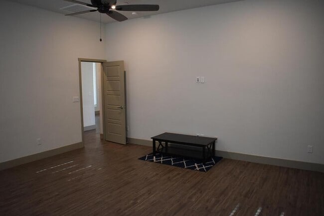 Building Photo - 2446 Bastidas Dr