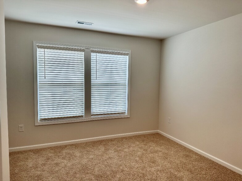 Building Photo - 175 Creekview Rd