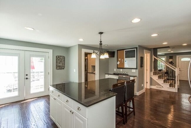 Building Photo - $4,400 | 5 Bedroom, 3 Bathroom House | Pet...