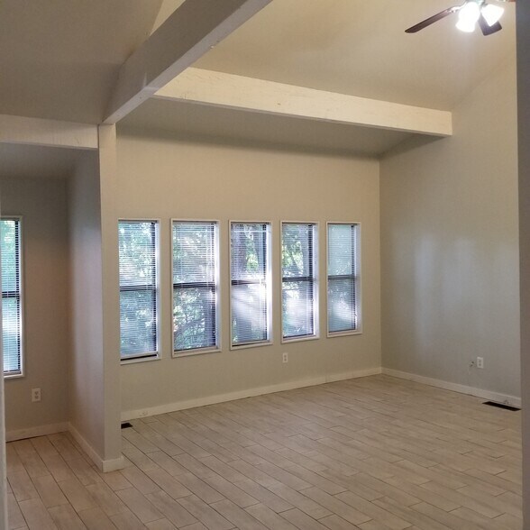 Building Photo - 985 N Lewis Ave