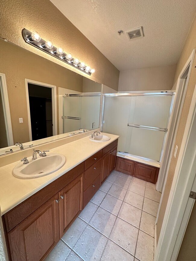 Building Photo - 2 Bed 2 Bath Townhouse W/ Attached Garage ...