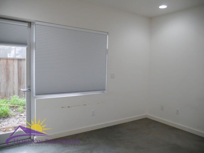 Building Photo - Modern Bright Three-story 3 Bed 2 Bath 1,400 Sqft Mansion Flats Designer Condo