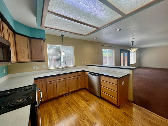 Building Photo - Well Maintained and Spacious 4 Bed