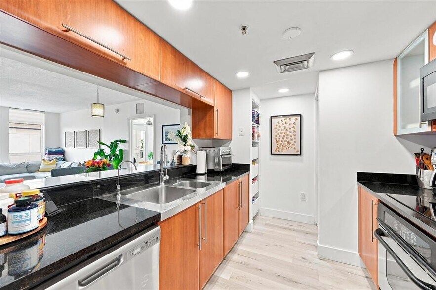 Building Photo - 610 W Las Olas Blvd