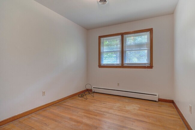 Building Photo - 1000 Willard Dr SE