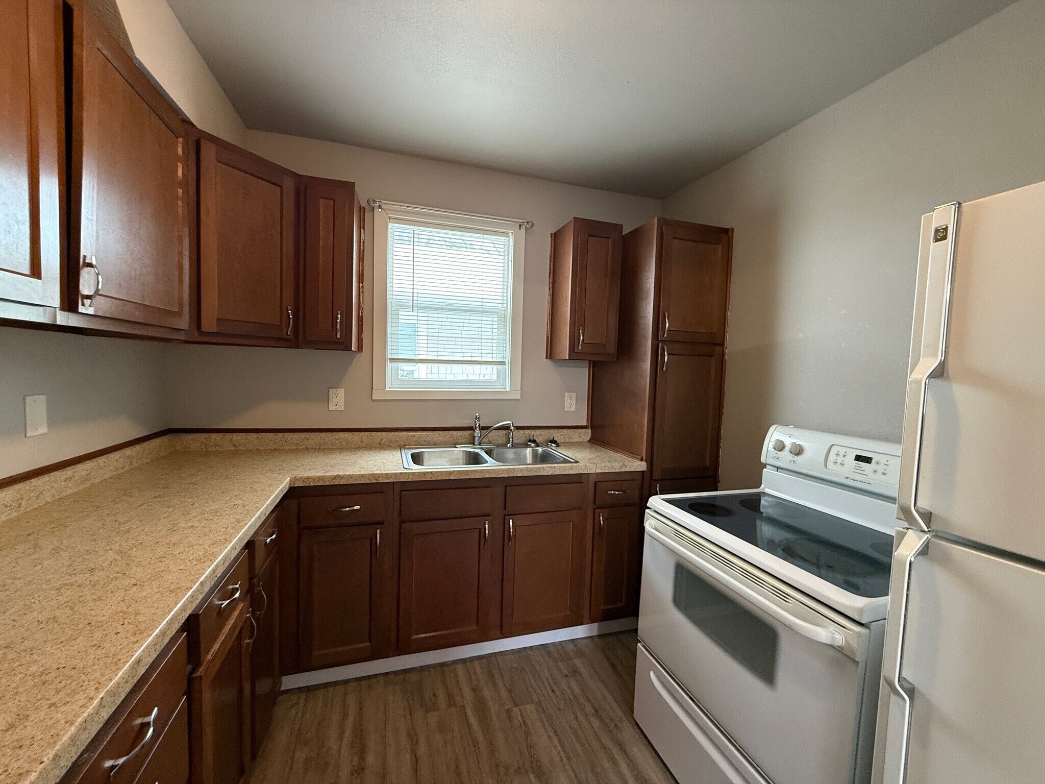 Building Photo - 909 University Dr N