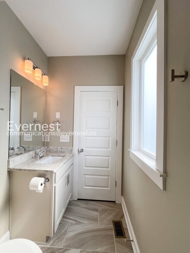 Building Photo - Spacious 3-Bed/3.5 Bath Townhome/ Available Now!