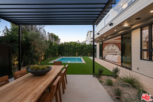 Building Photo - 565 Toyopa Dr