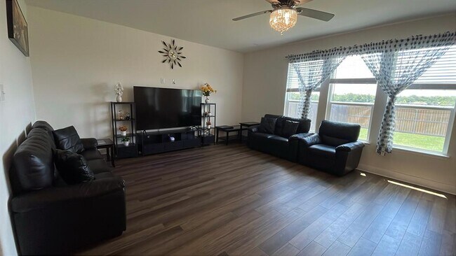 Building Photo - 125 Bronco Billy Dr