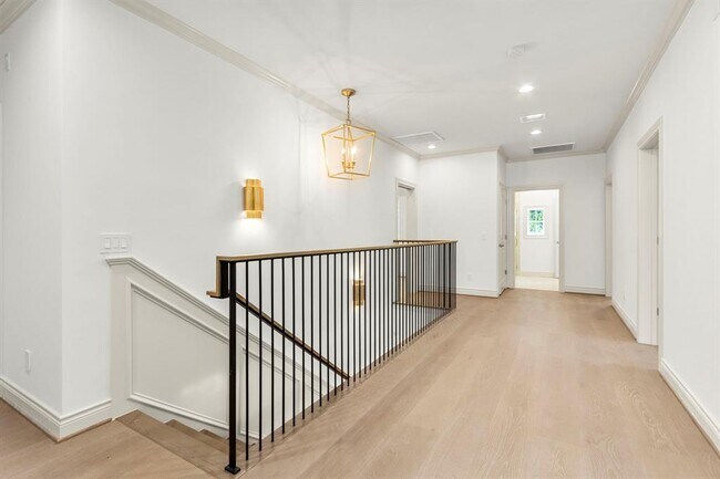 Building Photo - 2214 Bartlett St