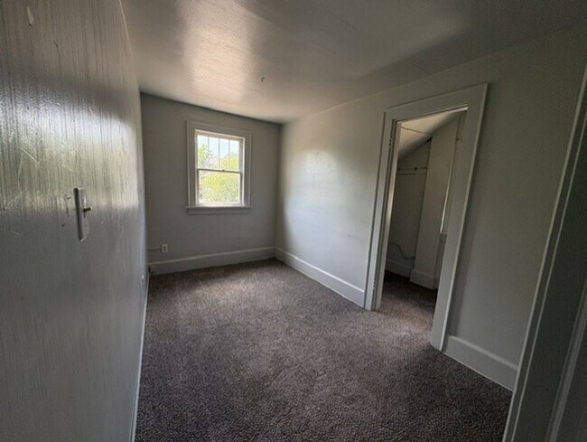 Building Photo - Spacious Akron Single-Family Home with Front Porch, Dining Room, Fireplace & Backyard!