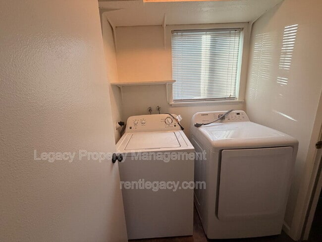 Building Photo - 1427 Bel Air Dr