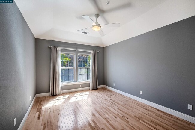 Building Photo - 20 Oak Crest Ln