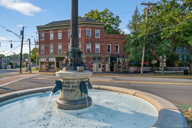 Building Photo - 11 Main St