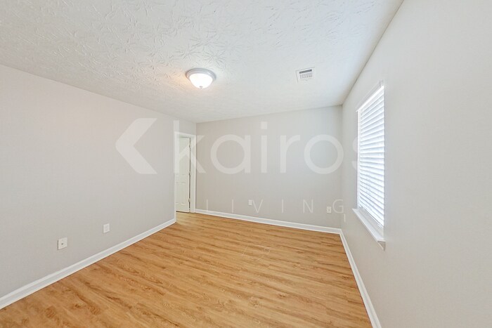 Building Photo - 370 Deer Park Dr