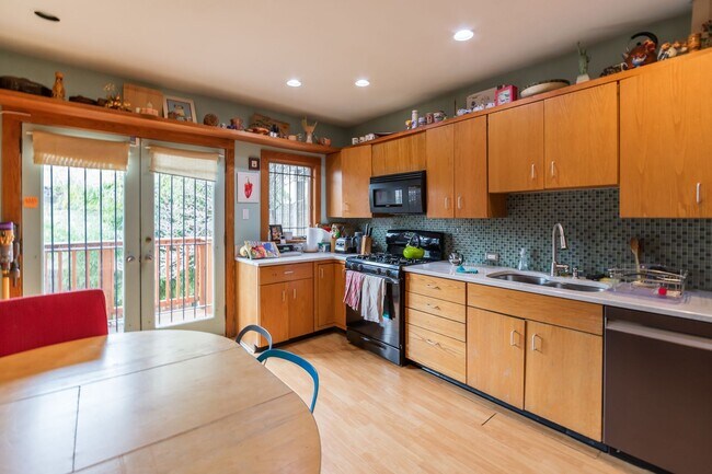 Building Photo - 206 S 43rd St