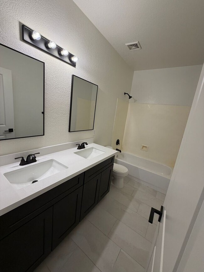 Building Photo - Beautifully Remodeled North Peoria Home 3 Bedroom 2 Bath Plus Office