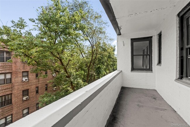 Building Photo - 140 E Hartsdale Ave