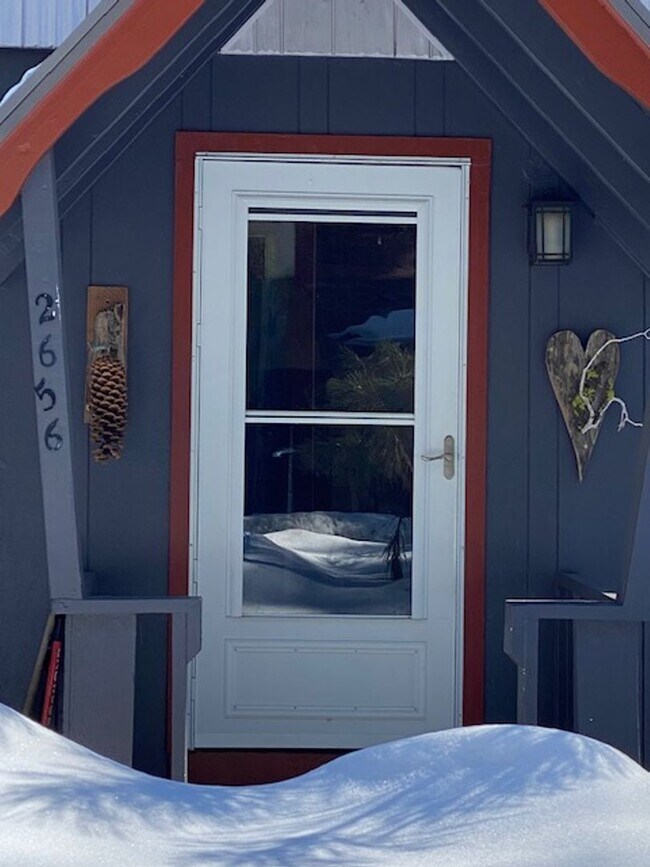 Building Photo - Lovely 3 Bedroom Home with Upgrades Throug...