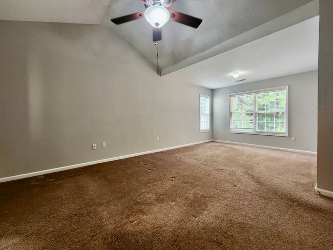 Building Photo - Spacious 3 bedroom with an outside oasis -...