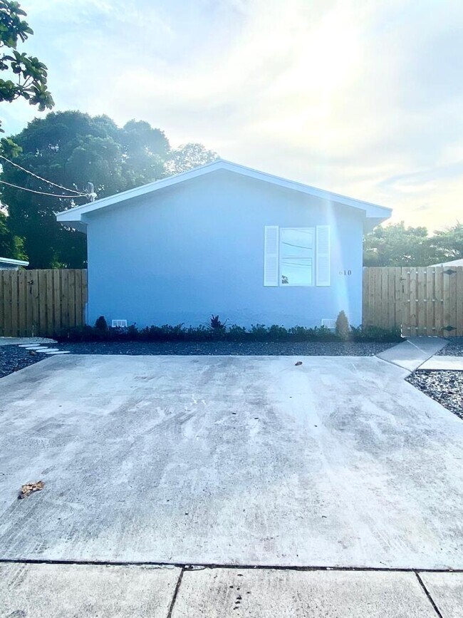 Building Photo - 610 SE 2nd Ave