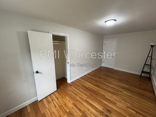 Building Photo - 122 Crescent St