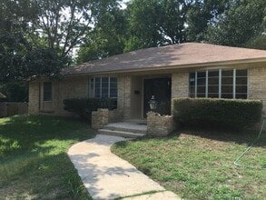 Building Photo - 3/2/2 Fenced Yard and Pet Friendly