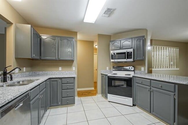 Building Photo - Newly Renovated 3 BR/2 Bath home on Suncrest Subdivision