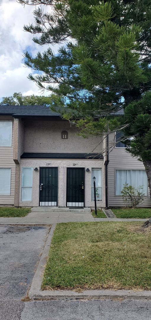 Primary Photo - Two bedroom town home near the Mall at Mil...