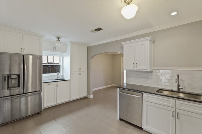 Building Photo - 7115 La Vista Dr