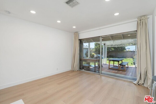 Building Photo - 14348 Collins St