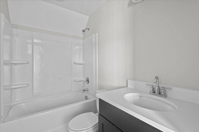 Building Photo - 4 bedroom 3.5 bath with the Bonus room and...