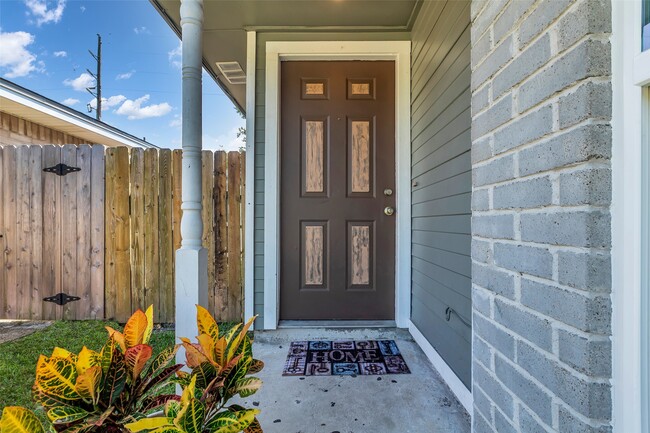 Building Photo - 7227 Greenyard Dr