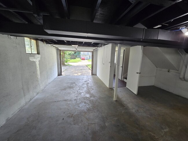 Building Photo - Newly renovated 3 bedroom Move in now