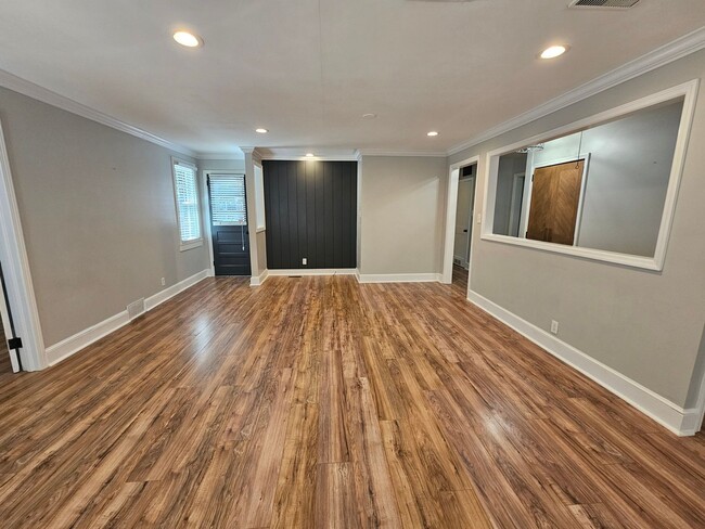 Building Photo - NEW LISTING!!!!!