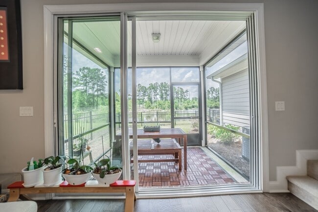 Building Photo - Coming Available! 3 Bedroom, 2.5 Bath Townhome!