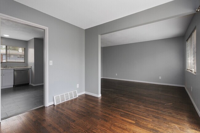 Building Photo - 421 W 87 Pl