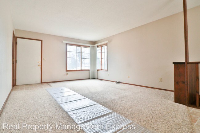 Building Photo - 3605 S Marion Rd
