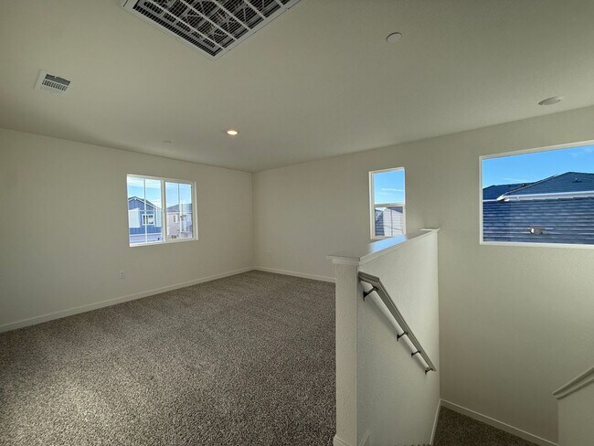 Building Photo - Spectacular New 5/3 Bath Available Now!