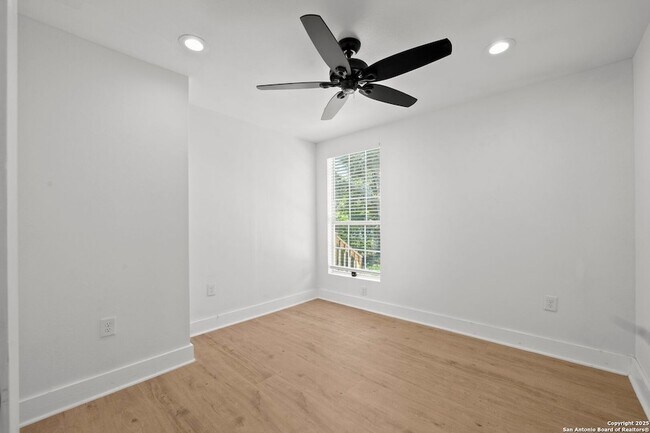 Building Photo - 725 Westfall Ave