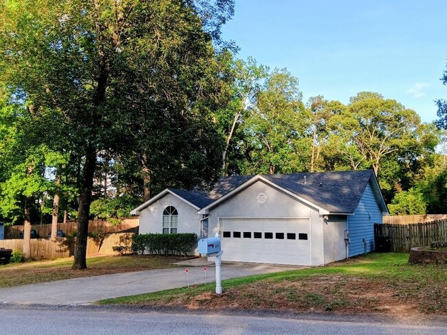 Building Photo - 1015 Salford Pl