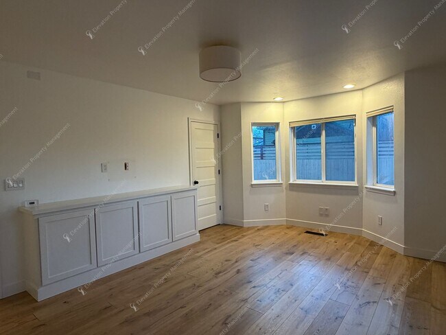 Building Photo - Find a piece of serenity in Historic Old Bend! (Unfurnished)